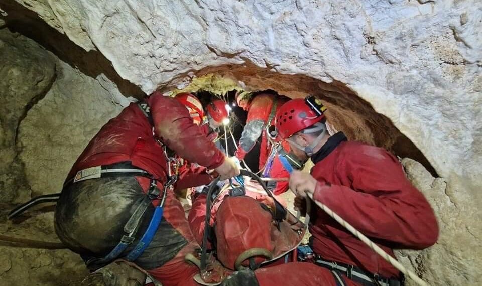 Scos pe targă din peșteră de salvamontiști