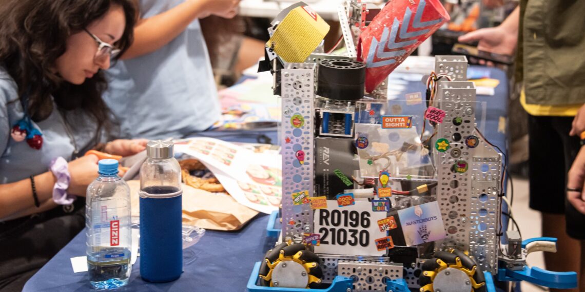 RO061 Modus Vivendi de la CN Mihai Eminescu câștigă challenge-ul din Tabera de Robotică UVT Open Robotics Intelligent Grid