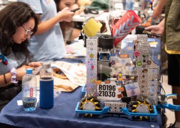 RO061 Modus Vivendi de la CN Mihai Eminescu câștigă challenge-ul din Tabera de Robotică UVT Open Robotics Intelligent Grid