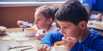 Peste 10.400 de copii din Bihor vor primi masă caldă gratuit în acest an şcolar / Guvernul a aprobat ordonanţa de urgenţă pentru alocarea banilor, la trei săptămâni după începerea cursurilor