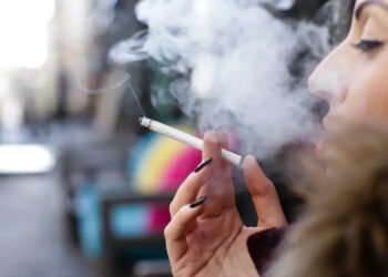 Proiect legislativ antifumat adoptat tacit de Senat / Fumatul poate fi interzis în apropierea şcolilor, a unităţilor sanitare şi a staţiilor de transport în comun