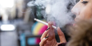 Proiect legislativ antifumat adoptat tacit de Senat / Fumatul poate fi  interzis în apropierea şcolilor, a unităţilor sanitare şi a staţiilor de transport în comun