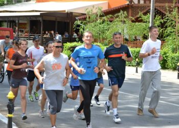 Povestea impresionantă a inginerului IT care de 10 ani aleargă pe ruta Beiuș-Timișoara pentru a strânge bani pentru burse destinate elevilor