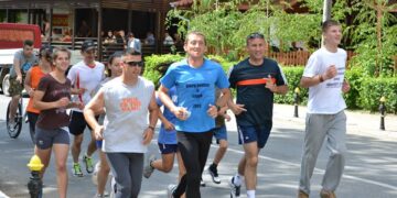 Povestea impresionantă a inginerului IT care de 10 ani aleargă pe ruta Beiuș-Timișoara pentru a strânge bani pentru burse destinate elevilor