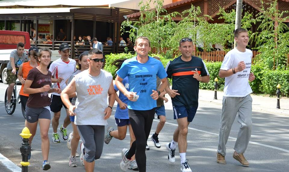 Povestea impresionantă a inginerului IT care de 10 ani aleargă pe ruta Beiuș-Timișoara pentru a strânge bani pentru burse destinate elevilor