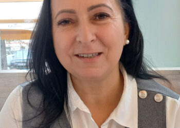 Vine cu un bagaj impresionant în presă: a lucrat în asigurări, a fost consilier spiritual, coach, Maestru Reiki și profesor de terapii alternative. Va absolvi Jurnalism la 51 de ani și spune că presa ar trebui să învețe oamenii să se regăsească