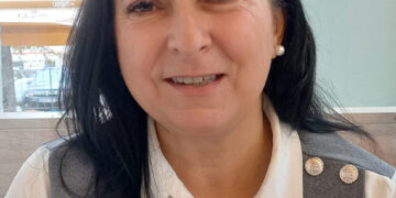 Vine cu un bagaj impresionant în presă: a lucrat în asigurări, a fost consilier spiritual, coach, Maestru Reiki și profesor de terapii alternative. Va absolvi Jurnalism la 51 de  ani și spune că presa ar trebui să învețe oamenii să se regăsească