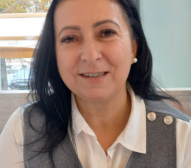 Vine cu un bagaj impresionant în presă: a lucrat în asigurări, a fost consilier spiritual, coach, Maestru Reiki și profesor de terapii alternative. Va absolvi Jurnalism la 51 de ani și spune că presa ar trebui să învețe oamenii să se regăsească