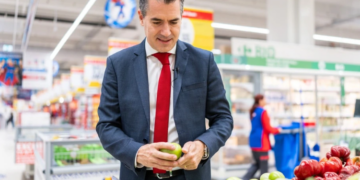 6 familii de agricultori din Beiuș, care formează Cooperativa Grădina Noastră, furnizor strategic pentru un mare retailer