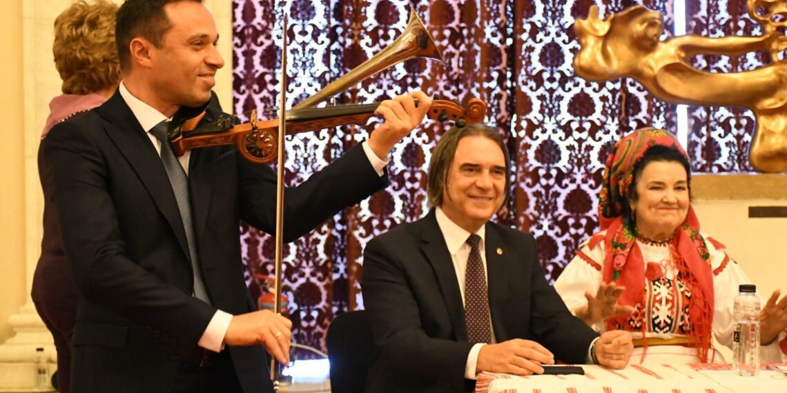 Marea artistă a Bihorului la a cărei lansare de carte parlamentarii au stat la coadă să ia autograf