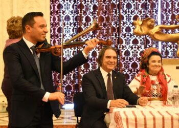 Marea artistă a Bihorului la a cărei lansare de carte parlamentarii au stat la coadă să ia autograf