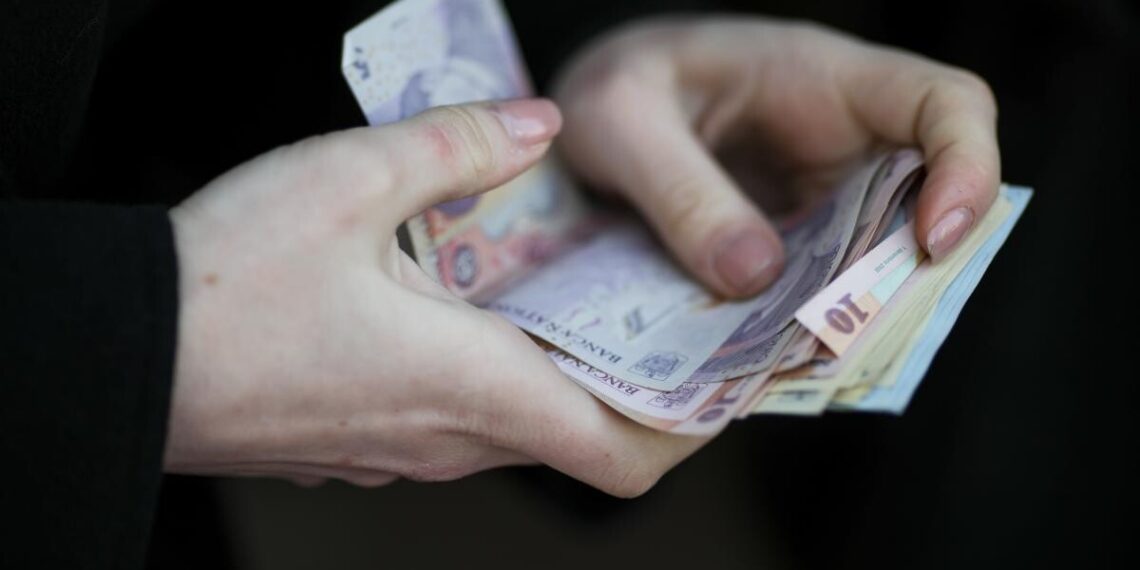 Anomalia burselor. Un elev cu media 1,97 ia bursă de merit