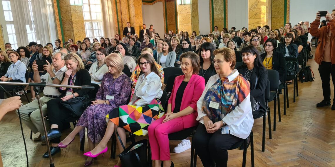 900 de profesori din Bihor sărbătoresc Ziua Educației învățând să facă lecții digitale captivante