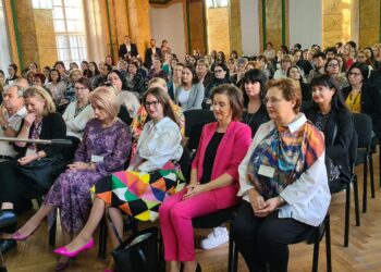 900 de profesori din Bihor sărbătoresc Ziua Educației învățând să facă lecții digitale captivante