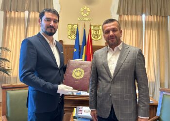 Exemplar original al Constituţiei de la 1923, expus la Oradea. Are imprimată stema regală