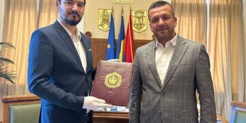 Exemplar original al Constituţiei de la 1923, expus la Oradea. Are imprimată stema regală