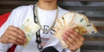 Acuzat de furt calificat și evadare, la 14 ani, a ajuns, a doua oară, după gratii. A fugit din arest la domiciliu să spargă o altă locuință