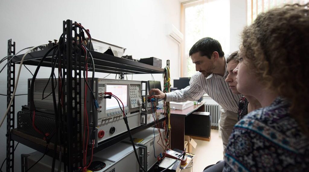 Cele mai bănoase facultăți. Cine conduce topul