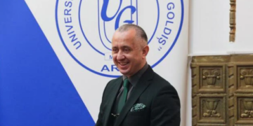 Cine e orădeanul care conduce școala de „jameşi bonzi” și cine sunt personalitățile din Bihor care i-au fost elevi