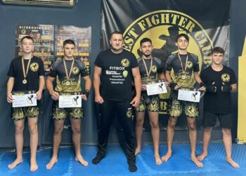 Peste 100 de copii din 15 cluburi la turneul de kickboxing organizat de Claudiu Florin Pădureanu la Sânmartin