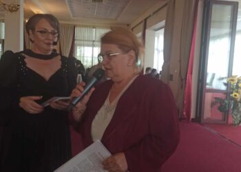 Fostă șefă de promoție, inspector general pentru matematică și astronomie, consilier în MEN, Elisabeta Ana Naghi vrea să se întoarcă la Beiuș