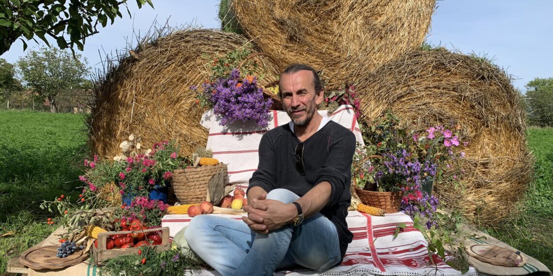 La brunch cu designerul Dorin Negrău. Bucate după rețetele străbunicii, atelier de preparare ,,mnieere de prune,,