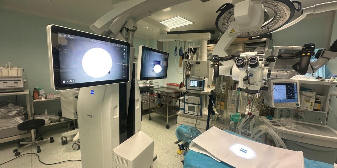 Microscop operator de ultimă generație pentru șecția de Neurochirurgie din Oradea. Folosit în intervenții pentru înlăturarea tumorilor intracerebrale, la anevrisme intracraniene, malformații arterio-venoase cerebrale