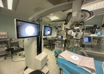 Microscop operator de ultimă generație pentru șecția de Neurochirurgie din Oradea. Folosit în intervenții pentru înlăturarea tumorilor intracerebrale, la anevrisme intracraniene, malformații arterio-venoase cerebrale