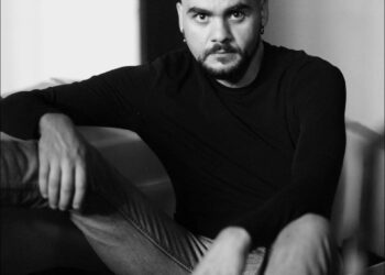 Un actor a dat foc mașinii unui notar