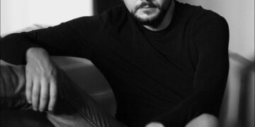 Un actor a dat foc mașinii unui notar