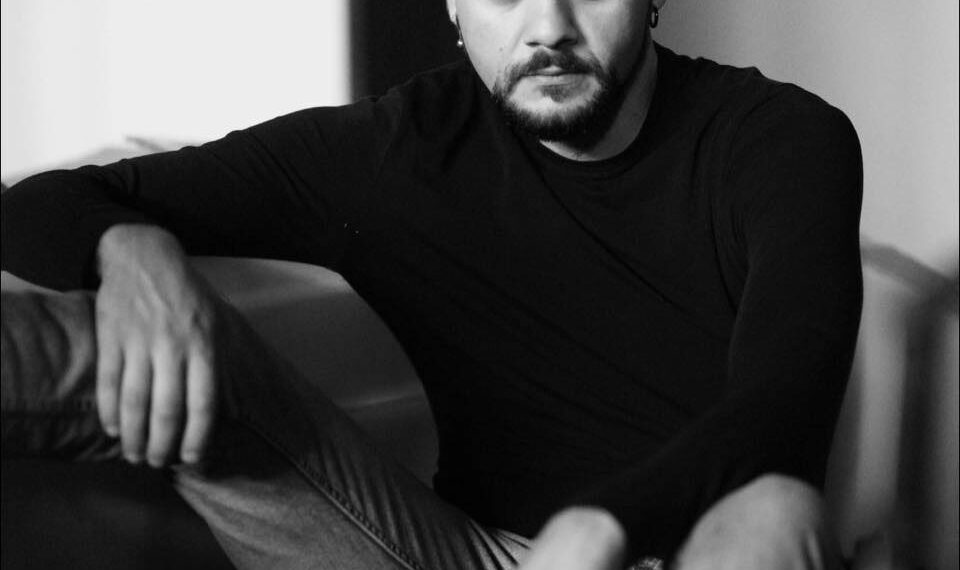 Un actor a dat foc mașinii unui notar