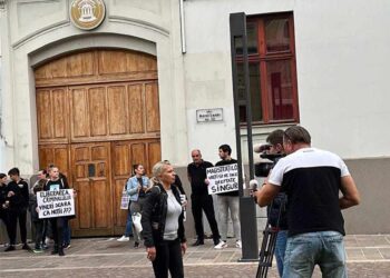 Cruciada mamelor. Luiza Chiva susținută la protestul de la Parchet de o altă mamă care și-a pierdut copilul și a lutat 7 ani în justiție să își facă dreptate