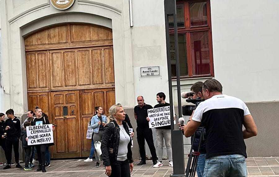 Cruciada mamelor. Luiza Chiva susținută la protestul de la Parchet de o altă mamă care și-a pierdut copilul și a lutat 7 ani în justiție să își facă dreptate