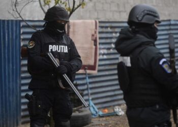 Percheziții pentru 233 de credite online luate cu 160 de buletine falsificate