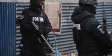 Percheziții pentru 233 de credite online luate cu 160 de buletine falsificate