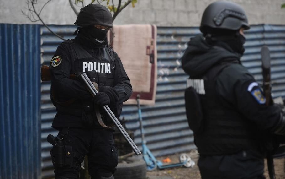 Percheziții pentru 233 de credite online luate cu 160 de buletine falsificate