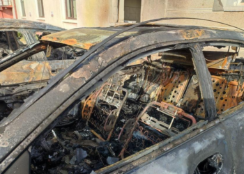 Autorii atacului mafiot de la Ștei în urma căruia au ars 3 mașini și patiseria lui Mihai Pantea, rămân în arest