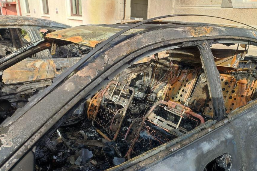 Autorii atacului mafiot de la Ștei în urma căruia au ars 3 mașini și patiseria lui Mihai Pantea, rămân în arest