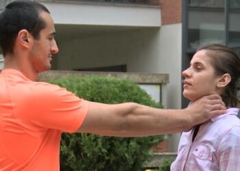 Bărbatul care și-a strâns iubita de gât și a înjungiat-o ar fi vrut să meargă în arest la domiciliu