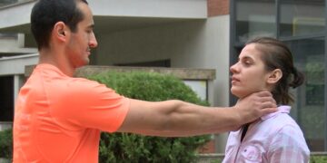 Bărbatul care și-a strâns iubita de gât și a înjungiat-o ar fi vrut să meargă în arest la domiciliu