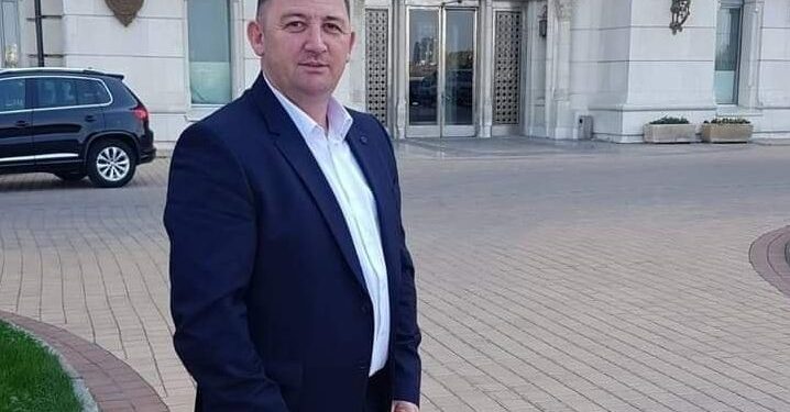 GALERIE. Stomatologul din Ștei căruia i s-au implantat 8 proteze în bazin şi picioare după ce s-a prăbușit peste ea un bloc de gheată, față în față cu primarul de Nucet