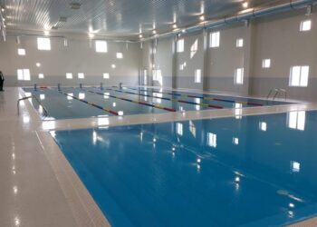 La mai bine de un an de la recepție, se deschide și bazinul de înot din Beiuș. Investiție de peste 7 milioane de lei