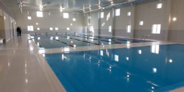 La mai bine de un an de la recepție, se deschide și bazinul de înot din Beiuș. Investiție de peste 7 milioane de lei