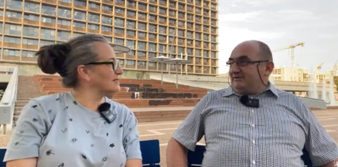 Fiica neamului de moțoc de pe Valea Binșului care luptă la granița cu Gaza își menajează părinții.În bucătărie, în sala de mese era numai sânge…