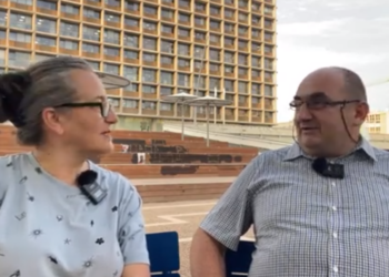 Fiica neamului de moțoc de pe Valea Binșului care luptă la granița cu Gaza își menajează părinții.În bucătărie, în sala de mese era numai sânge…