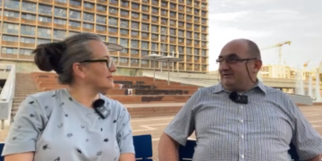 Fiica neamului de moțoc de pe Valea Binșului care luptă la granița cu Gaza își menajează părinții.În bucătărie, în sala de mese era numai sânge…