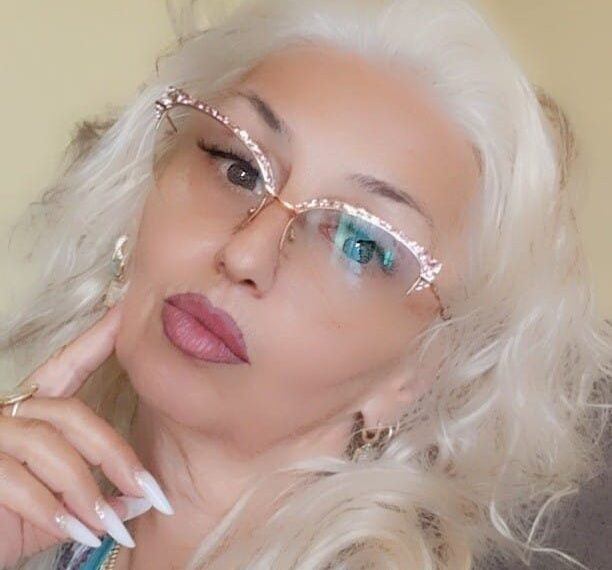 Cine e femeia care lua credite pe baza de adeverințe de venit false. A fost urmărită internațional și nu e la prima ispravă