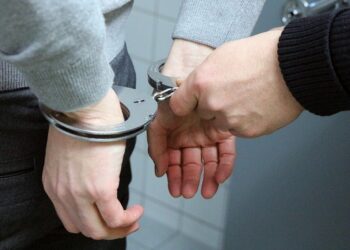 Acuzat de tâlhărie, un tânăr de 17 ani din Aleșd, rămâne în arest preventiv, după ce a atacat un om pe stradă