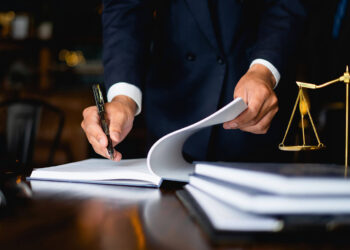 Avocat fals, apărător de succes. A câștigat toate cazurile pe care le-a reprezentat. Un magnat i-a plătit cauțiunea celui supranumit „Mike Ross din viața reală”