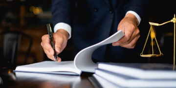 Avocat fals, apărător de succes. A câștigat toate cazurile pe care le-a reprezentat. Un magnat i-a plătit cauțiunea celui supranumit „Mike Ross din viața reală”